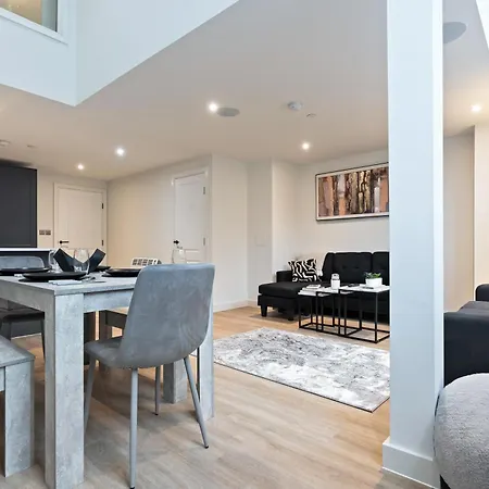 דירה Centre Modern Luxury Duplex 2-bedroom לידס