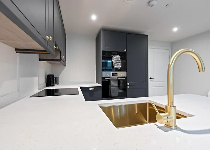 Centre Modern Luxury Duplex 2-bedroom Lejlighed *