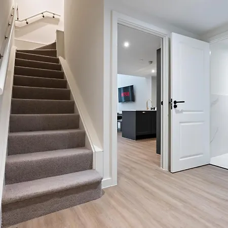 Centre Modern Luxury Duplex 2-bedroom ليدز